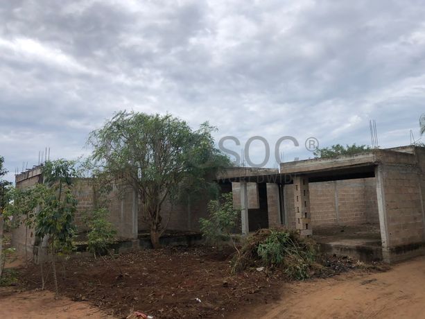 Casa T3 inacabada em terreno de 800m2