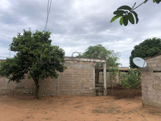 Casa T3 inacabada em terreno de 800m2