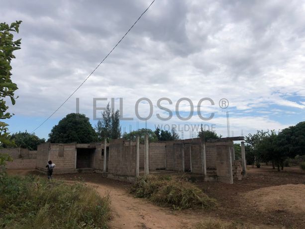 Casa T3 inacabada em terreno de 800m2