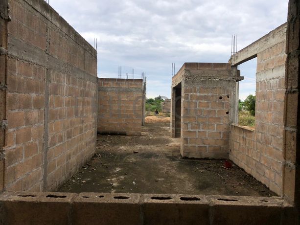 Casa T3 inacabada em terreno de 800m2