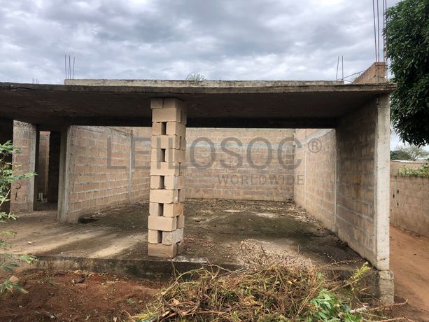 Casa T3 inacabada em terreno de 800m2