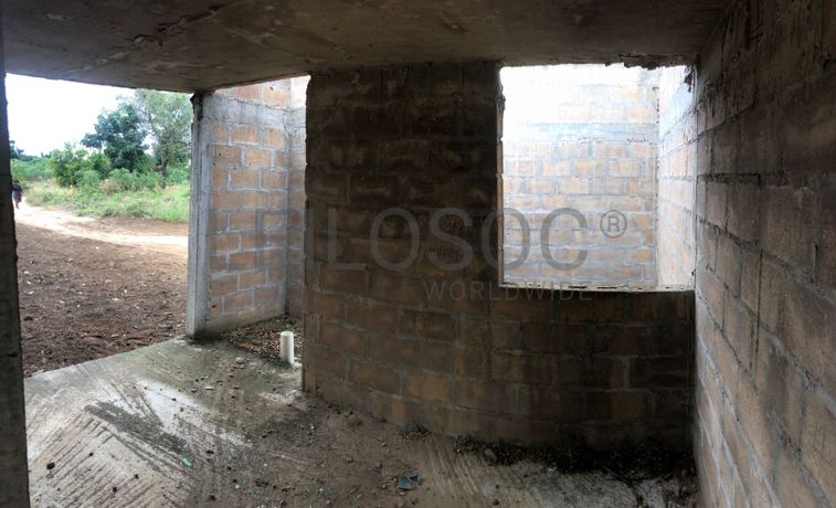 Casa T3 inacabada em terreno de 800m2