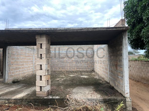 Casa T3 inacabada em terreno de 800m2