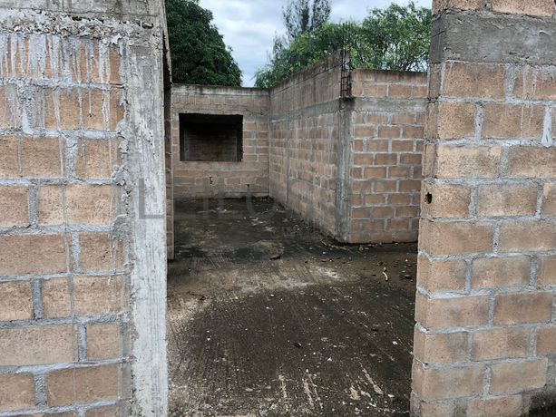 Casa T3 inacabada em terreno de 800m2