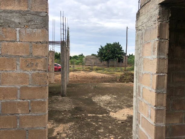 Casa T3 inacabada em terreno de 800m2