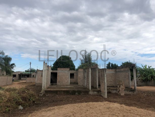 Casa T3 inacabada em terreno de 800m2