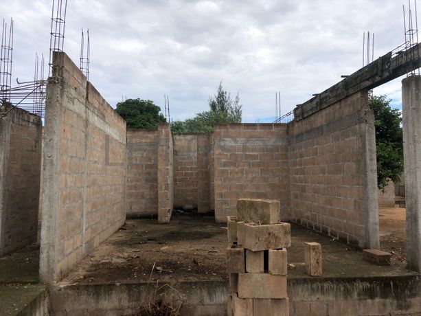 Casa T3 inacabada em terreno de 800m2