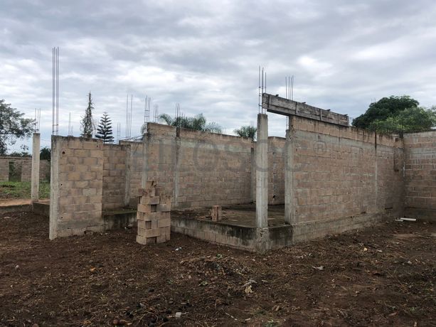 Casa T3 inacabada em terreno de 800m2