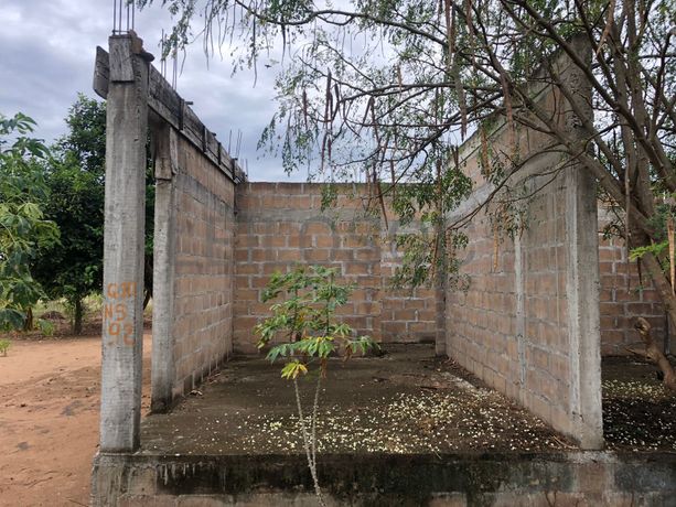 Casa T3 inacabada em terreno de 800m2