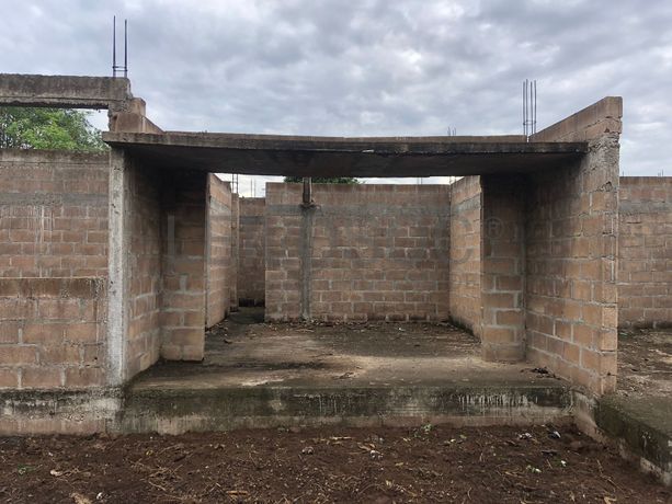 Casa T3 inacabada em terreno de 800m2