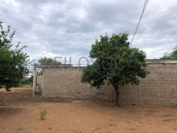 Casa T3 inacabada em terreno de 800m2