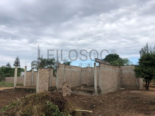 Casa T3 inacabada em terreno de 800m2