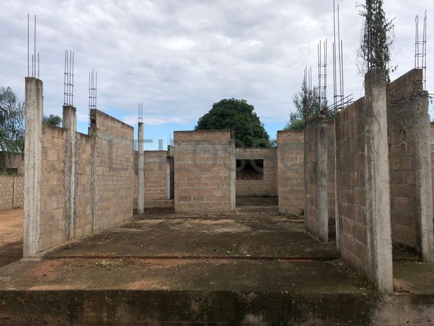 Casa T3 inacabada em terreno de 800m2