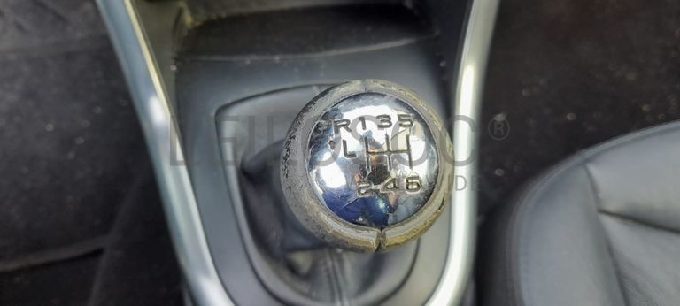 Peugeot 308 1.6 HDI · Ano 2013