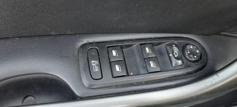 Peugeot 308 1.6 HDI · Ano 2013