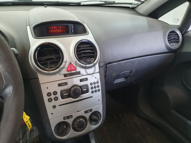 Opel Corsa 1.3 CDTI · Ano 2011