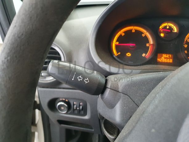 Opel Corsa 1.3 CDTI · Ano 2011