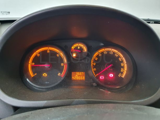 Opel Corsa 1.3 CDTI · Ano 2011