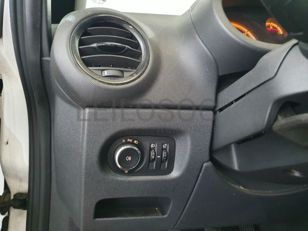 Opel Corsa 1.3 CDTI · Ano 2011