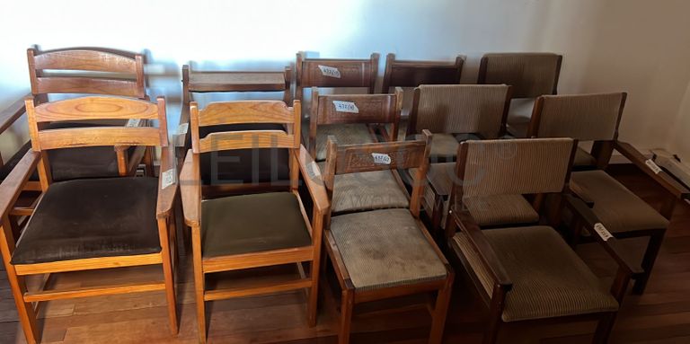 Chaises, canapés et encadrements de fenêtres (salle 5)