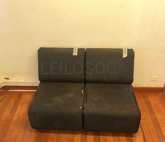 Chaises, canapés et encadrements de fenêtres (salle 5)