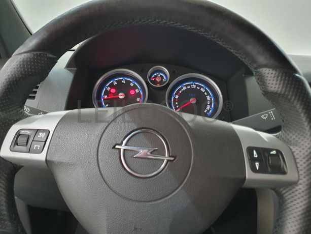 Opel Astra GTC · Ano 2010