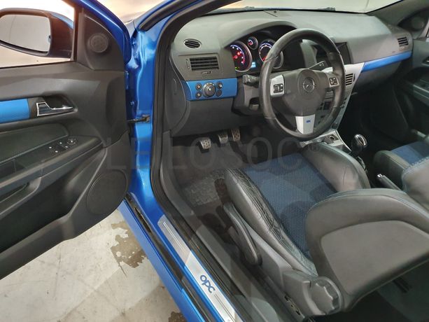 Opel Astra GTC · Ano 2010