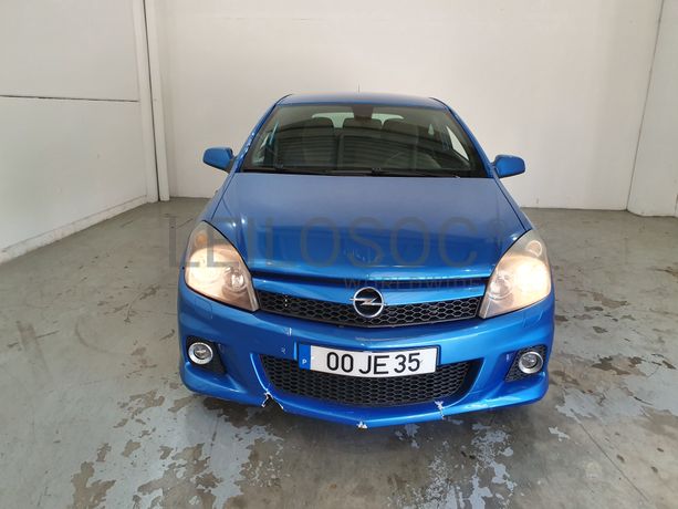 Opel Astra GTC · Ano 2010