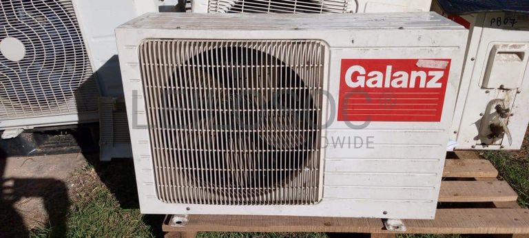 Climatiseurs, chaises, chevalets, tableaux (Garden)