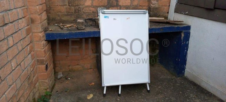 Climatiseurs, chaises, chevalets, tableaux (Garden)