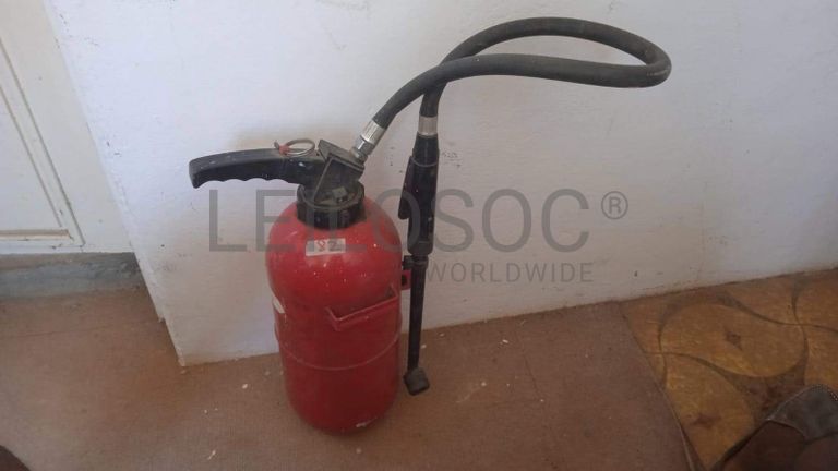 Meubles, chaises, extincteurs (salle 10, 11, 12)