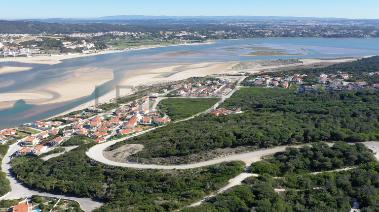 Terreno Urbano com 27,030 m² · Óbidos