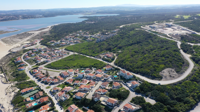 Terreno Urbano com 27,030 m² · Óbidos