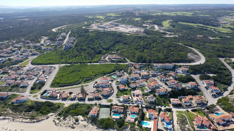 Terreno Urbano com 27,030 m² · Óbidos