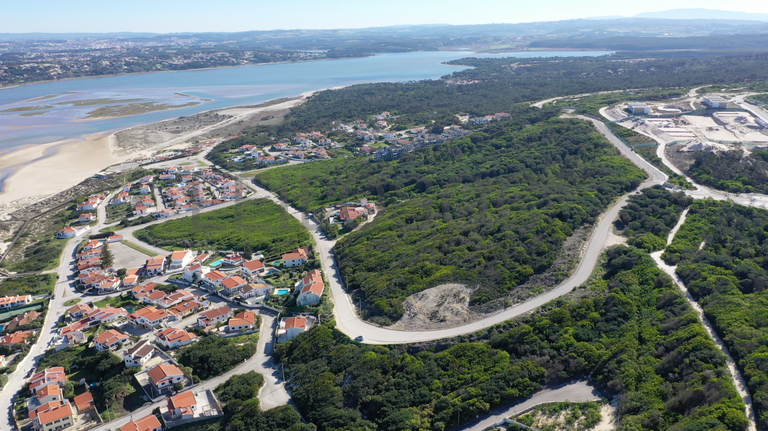 Terreno Urbano com 27,030 m² · Óbidos