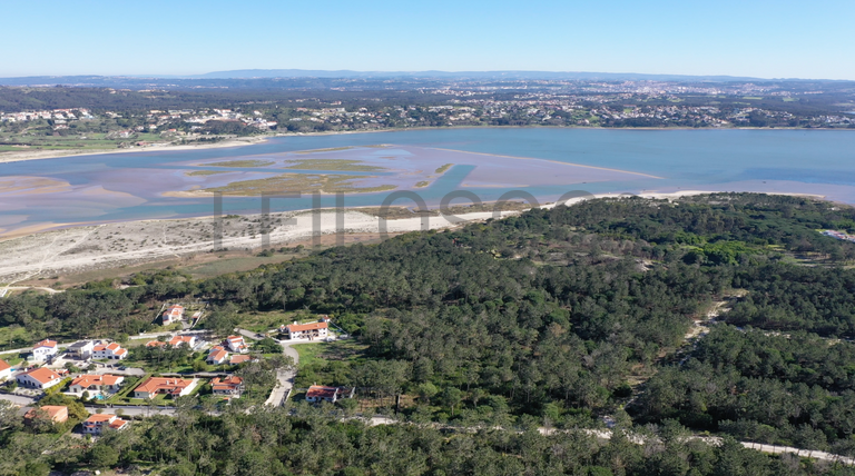 Terreno Urbano com 1.536 m² · Óbidos