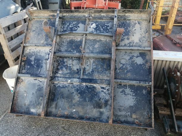 Espalhador de areia com caixa de carga