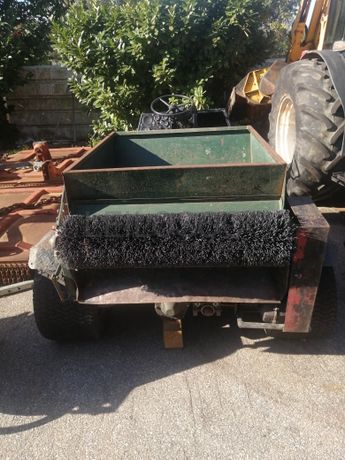 Espalhador de areia com caixa de carga