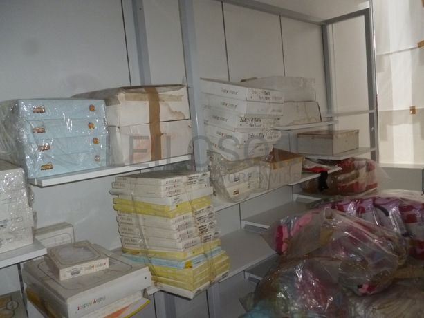 Loja + Vestuário de bebé + Mobiliário Diverso + Marca