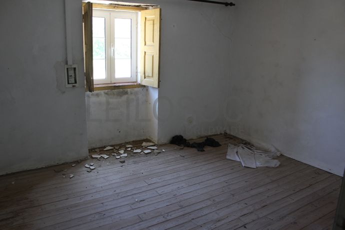 Moradia V3 + Edifício · Portalegre