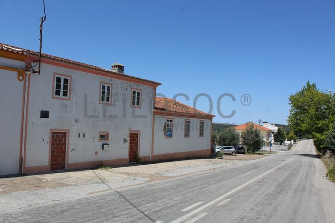 Moradia V3 + Edifício · Portalegre