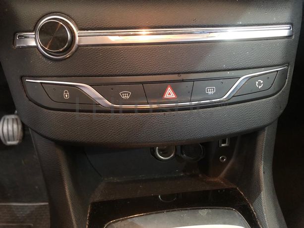 Peugeot 308 · Ano 2017