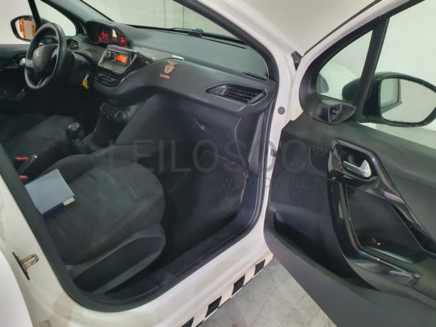 Peugeot 208 · Ano 2013