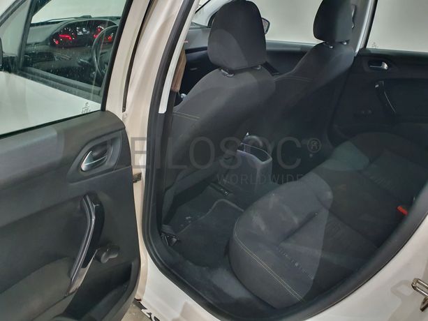 Peugeot 208 · Ano 2013