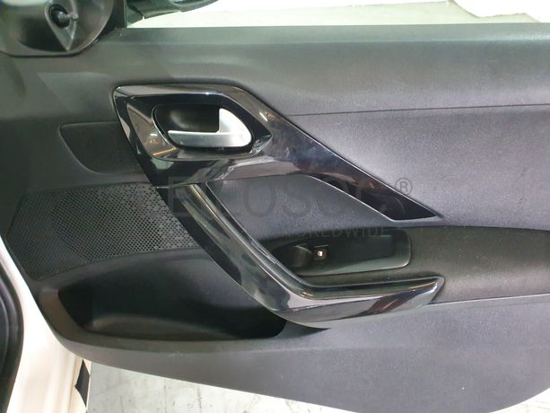 Peugeot 208 · Ano 2013