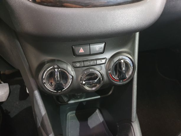 Peugeot 208 · Ano 2013