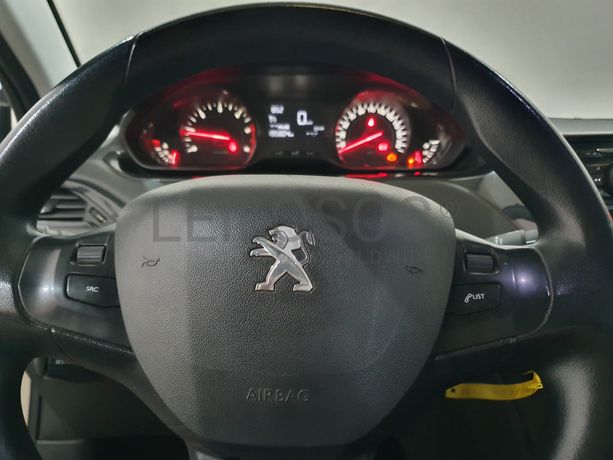 Peugeot 208 · Ano 2013
