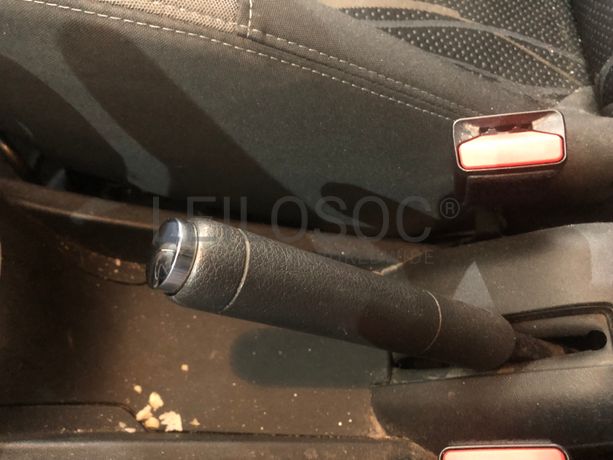 Peugeot 208 · Ano 2013