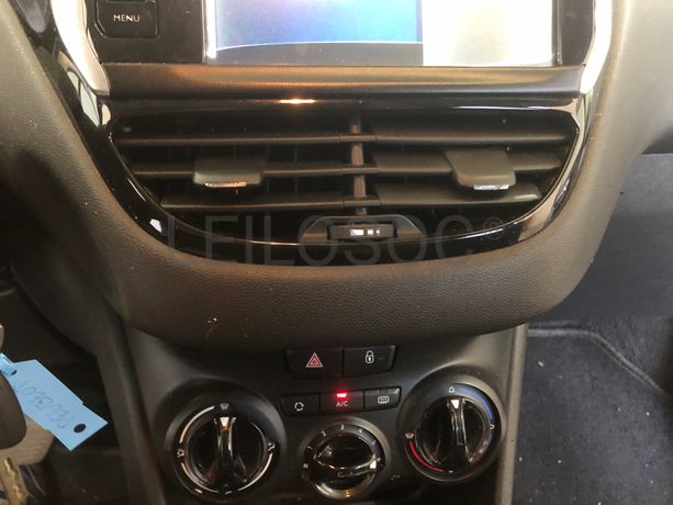 Peugeot 208 · Ano 2013