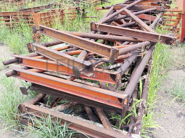 Peças metálicas triangulares